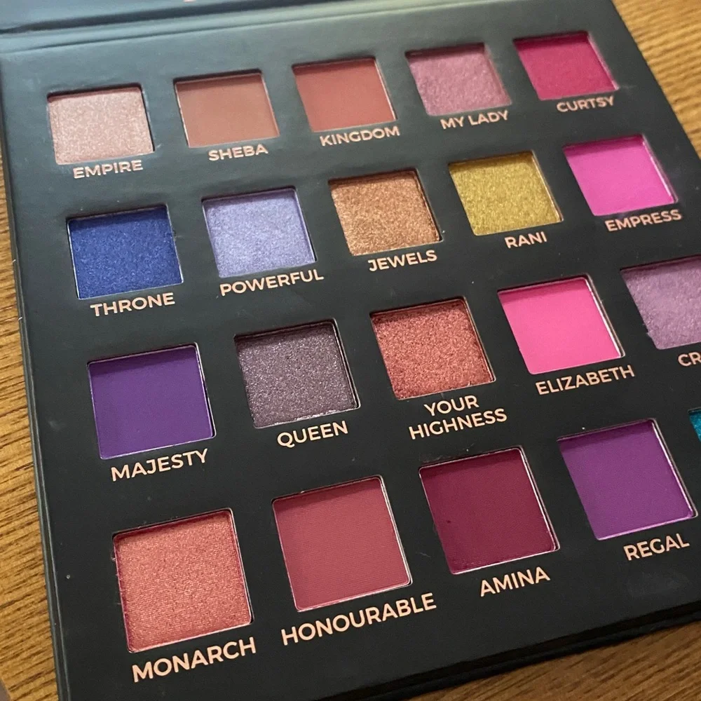 Eloise The Queen Eye Shadow Palette 20 Shades New